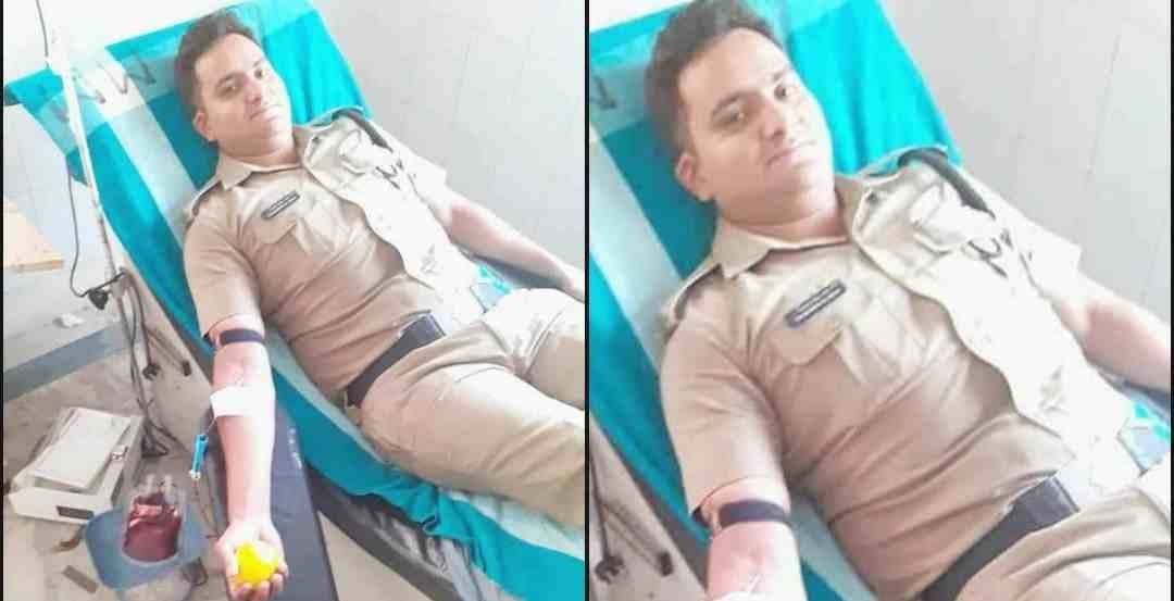 alt="constable rajendra blood donate to injured women"