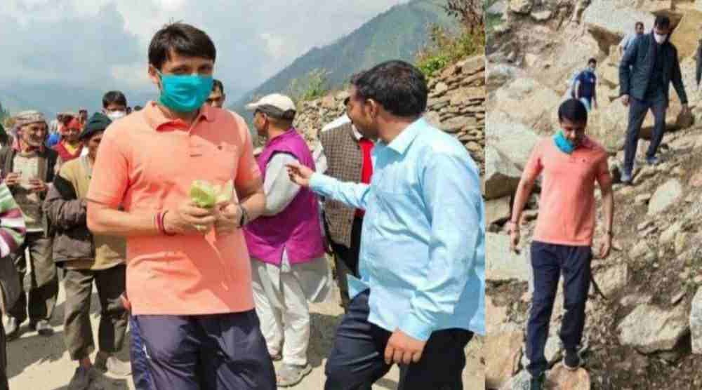 DM Mangesh Ghildiyal reached the village after walking 17 km on the mountainous paths in tehri garhwal