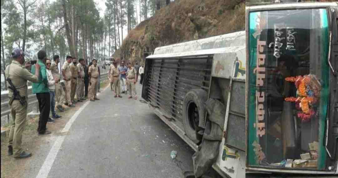 Uttarakhand news: road accident in Bageshwar, many passengers injured after the Kemu bus overturned.
