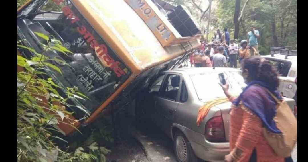 Uttarakhand news: Kemu bus brake fails near Kainchi Dham in Nainital, bus overturns on car.