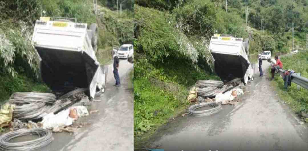 Uttarakhand news: A pickup full of passengers crashed in Rudraprayag Accident one killed and the other injured. Uttarakhand pickup Accident.