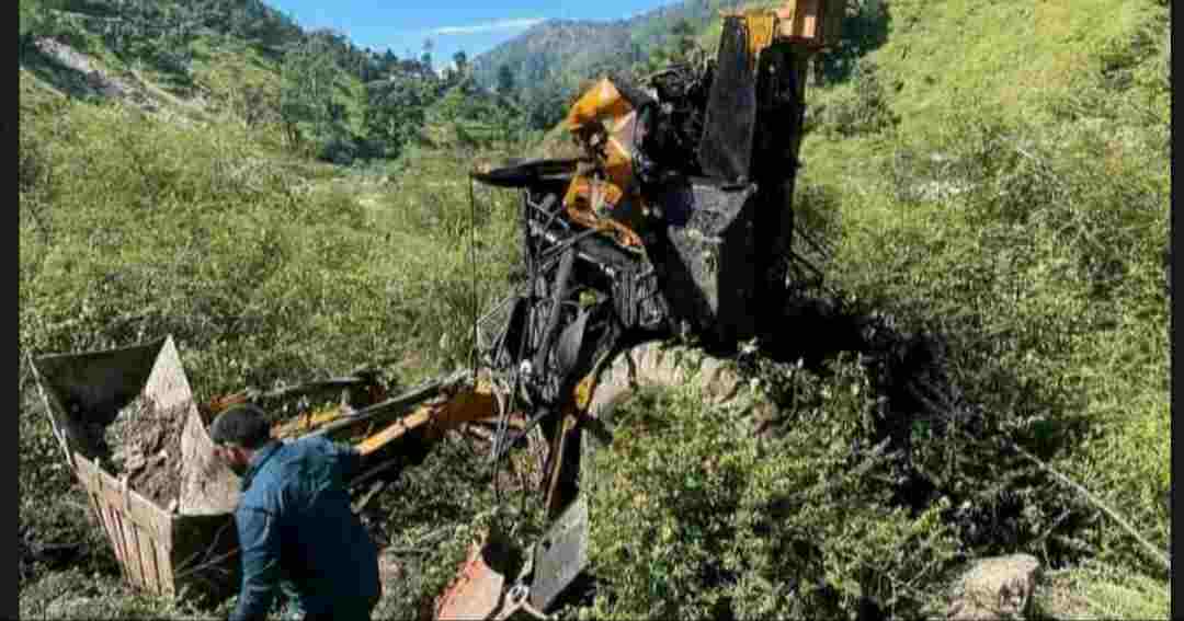 Uttarakhand Road Accident: JCB machine engulfed in deep gorge, operator dies on the spot in chamoli.