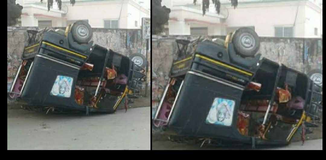 Uttarakhand news: tempo overturned on the middle of the road due to the collision of the roadways bus, the driver died in Dehradun Accident. Uttarakhand Dehradun Accident.