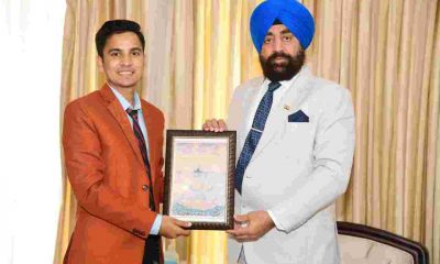 Uttarakhand news: Art teacher Rajesh Chandra awarded by Governor Lt Gen Gurmeet Singh.