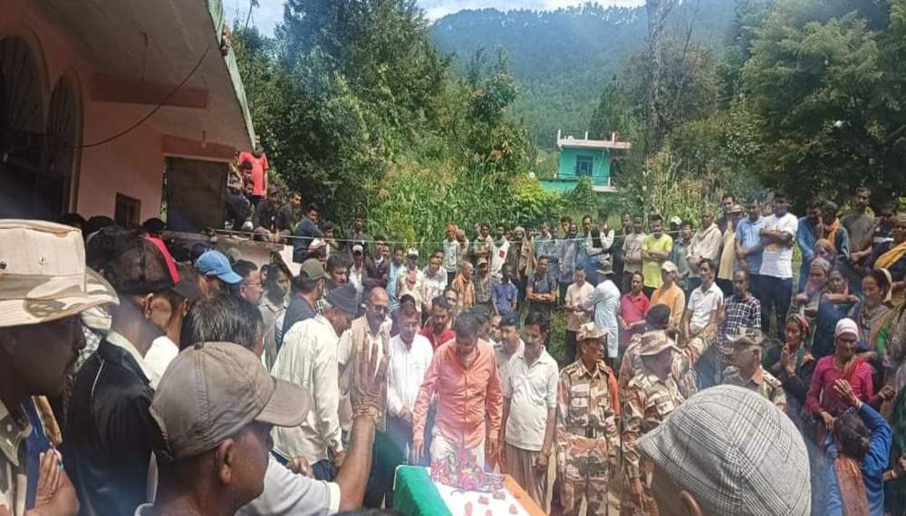 Uttarakhand news: The mortal remains of Saheed Dinesh Bohra of Pithoragarh body reached his village. 