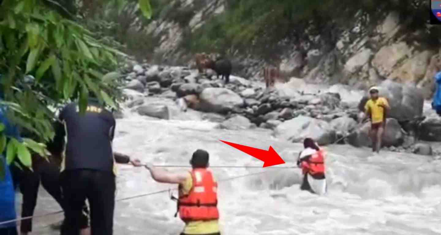 Uttarakhand news: uttarakashi women traped in yamunotri Dham river sdrf police save