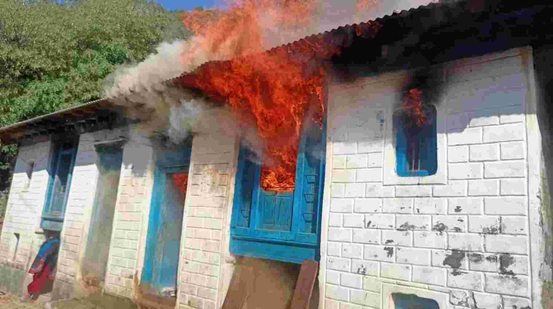 Uttarakhand news: Ancestral house in kapkot Bageshwar. burnt to ashes, watch video. kapkot Bageshwar news devbhoomidarshan17.com