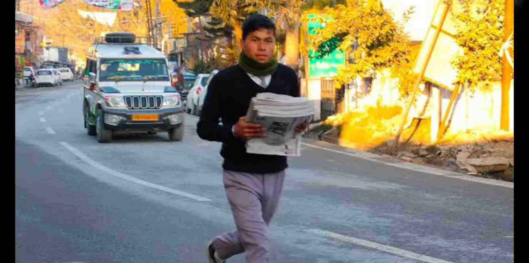 Uttarakhand news: Gautam of chamoli is preparing for army by selling newspapers in the morning in the bitter cold.