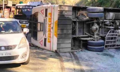 Uttarakhand: Kemu bus overturned in the middle of the road accident at khairna nainital, one woman died on the spot. Nainital Kemu Bus Accident