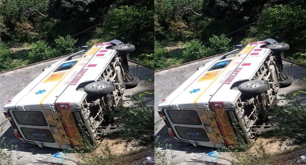 Uttarakhand news: Ambulance carrying a pregnant woman in ranikhet almora overturned accident. Almora ambulance accident