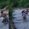 Chamoli School Girl tanisha rawat viral video News Bridge Issue chamtoli nala Narayanbagar