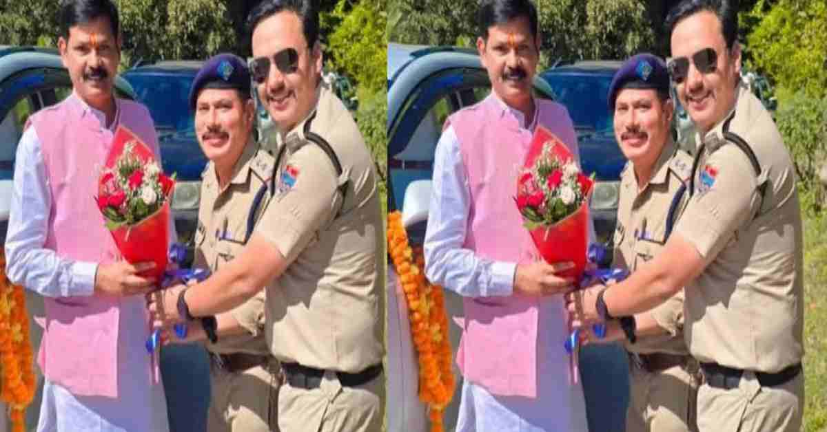Bageshwar police incharge constable welcomed BJP mahamantri kundan parihar on duty viral photo SP Order inquiry uttarakhand live news today