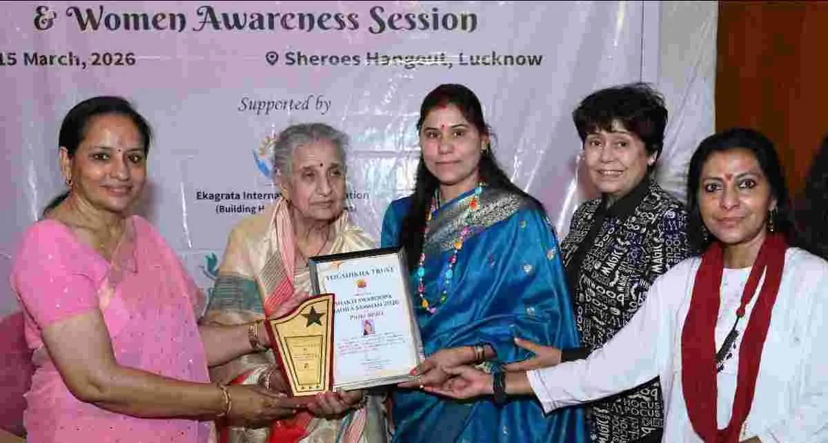 Uttarakhand social worker Pinky bisht honour with Shakti swaroopa Samman in lucknow