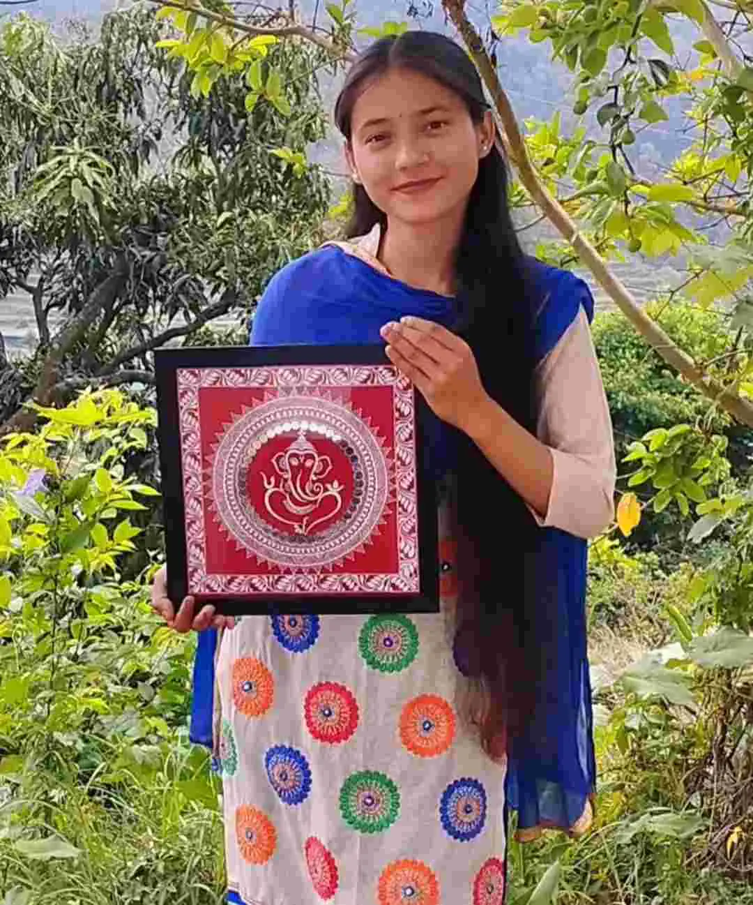 अल्मोड़ा : मुझोली की लक्ष्मी परिहार का ऐपण कला में ऐसा हुनर, देश-विदेश तक पहुंच रहे उत्पाद