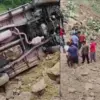 Rudraprayag breaking News Today Augustmuni timli ganganagar road Vehicle Escapes Plunging into Mandakini River