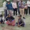 Chamoli News Hindi Tharali Husband Stages Protest with Two Children After Pregnant Wife's Ambulance Death